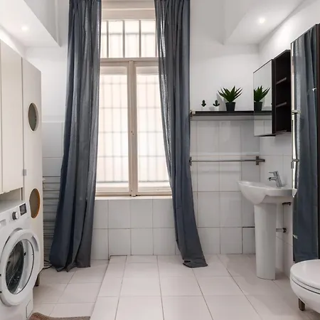 Old Post Apartment-2 Br-ac-balcony شقة بودابست
